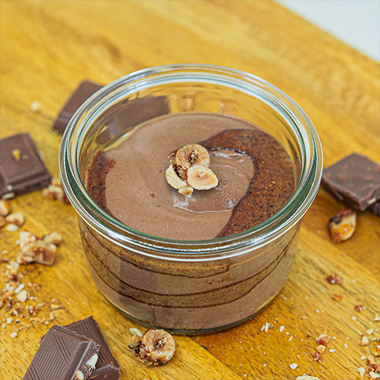 Hausgemachte Schokoladenmousse mit gerösteten Haselnüssen und dunkler Schokolade