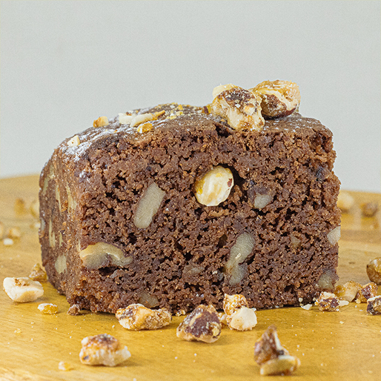 Saftiger hausgemachter Schokoladen-Brownie mit knackigen Haselnüssen und dunkler Schokolade
