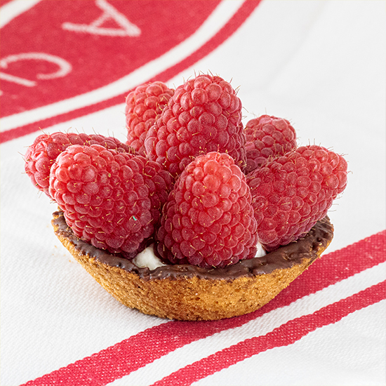 Frische Himbeer-Tartelette mit Schokoladencreme und hausgemachtem Mürbeteig