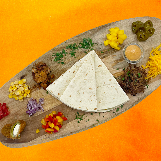Frische Burrito-Tortilla-Wraps, zubereitet für die mexikanische Essenslieferung von Gringos