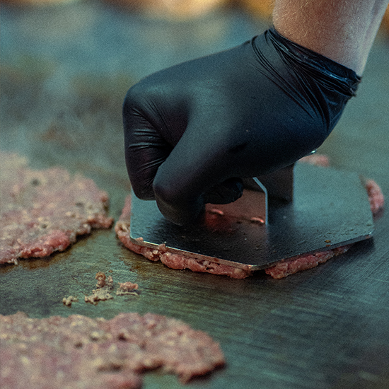 Hey Buddy Smash-Burger-Patty, kräftig auf einem heissen Grill plattgedrückt für knusprige karamellisierte Ränder