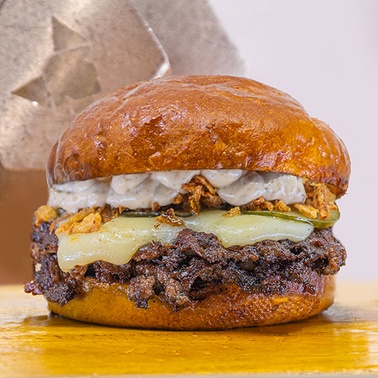Hey Buddy Trüffel-Smash-Burger mit geschmolzenem Käse, knusprigen Zwiebeln und hausgemachter Sauce
