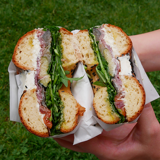 Frische hausgemachte Bagels und Beilagen vom Restaurant La Manufacture Basel
