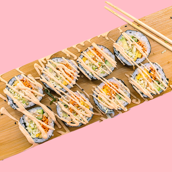 Godzilla Sushi Rolls mit scharfer Sauce von Waku Waku – japanisches Essen zum Liefern