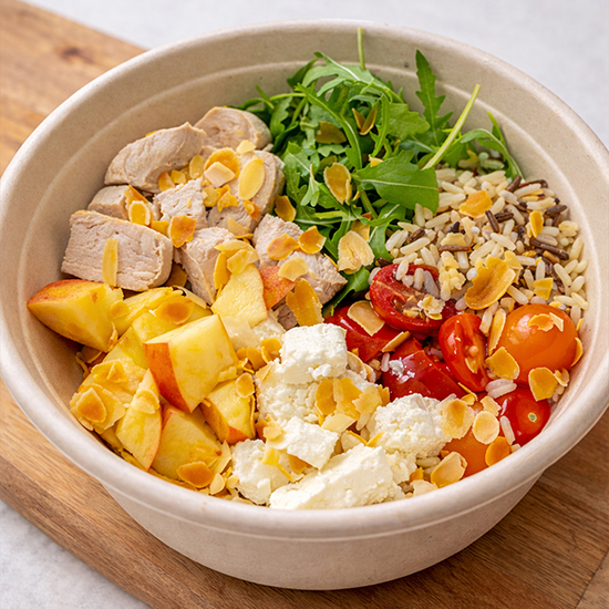 Wild Garden Hähnchen-Feta-Protein-Bowl mit Reis, Tomaten und Rucola