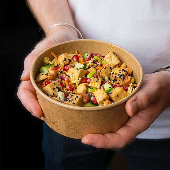 Wild Garden Tofu-Poke-Bowl mit Avocado, Edamame, Granatapfel und Sesam
